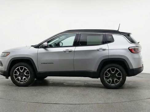 Used 2025 Jeep Compass Trailhawk AWD/4WD image 5
