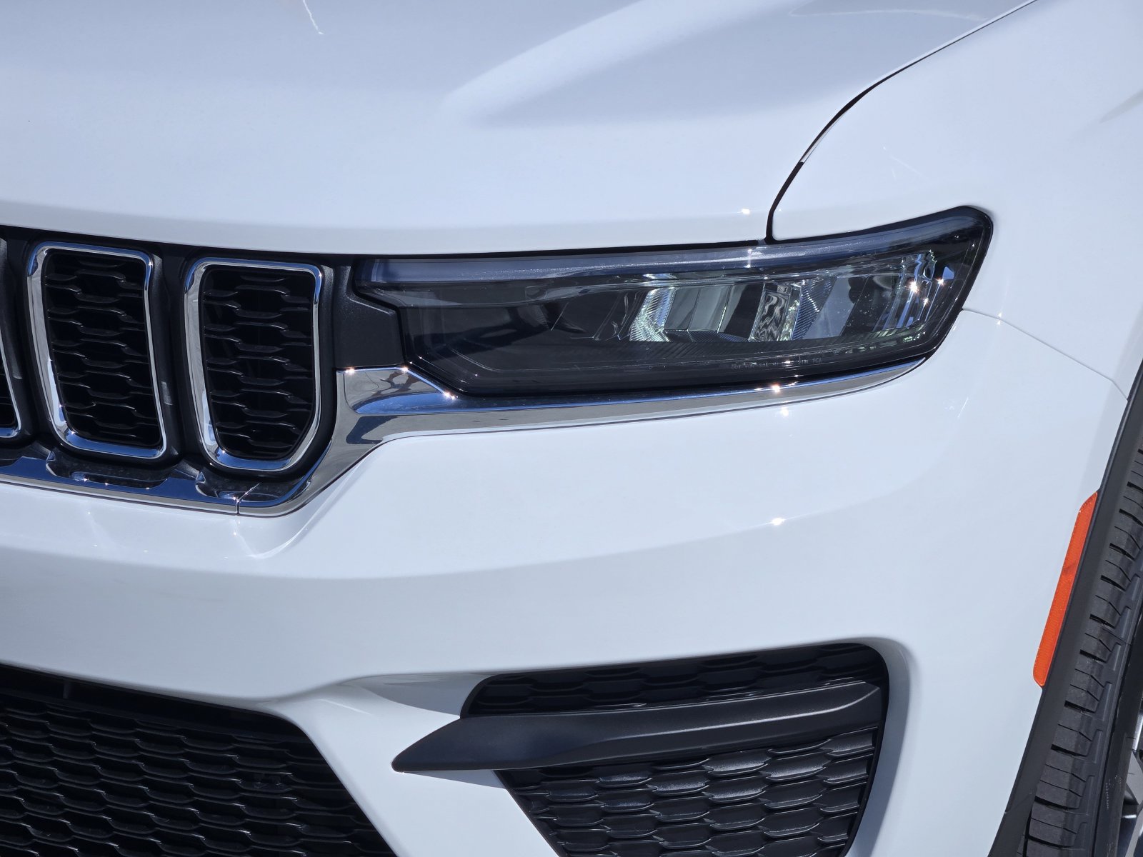 New 2027 Jeep Grand Cherokee Laredo X RWD image 9