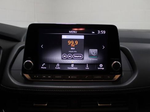 Used 2024 Nissan Rogue SV image 3