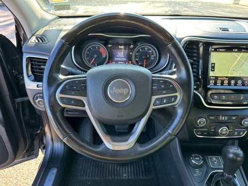 Used 2019 Jeep Cherokee Overland w/ Technology Group image 24