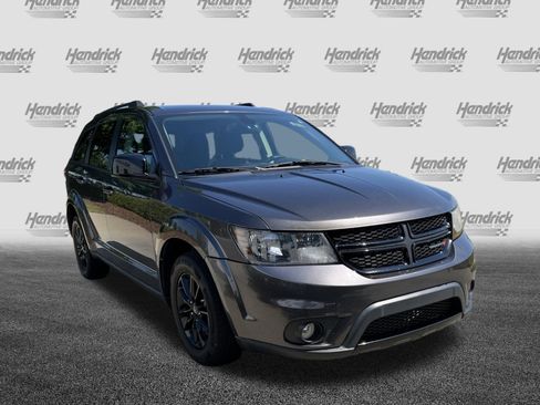 Used 2019 Dodge Journey SE w/ Connectivity Group FWD image 2