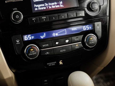 Used 2015 Nissan Rogue SV image 24