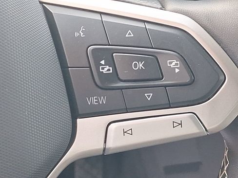 Used 2024 Volkswagen Tiguan SE AWD/4WD image 32