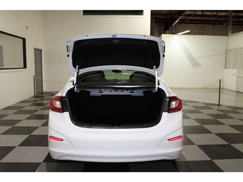 Used 2019 Chevrolet Cruze Sedan image 18