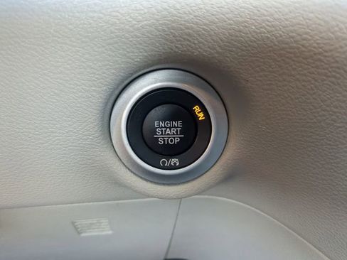 Used 2024 Chrysler Pacifica Touring-L image 32