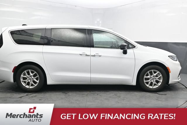 Used 2024 Chrysler Pacifica Touring-L FWD image 9