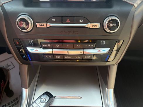 Used 2020 Ford Explorer Platinum w/ Premium Technology Package AWD/4WD image 19