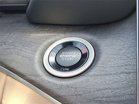 New 2025 Jeep Grand Cherokee Limited w/ Luxury Tech Group II image 17