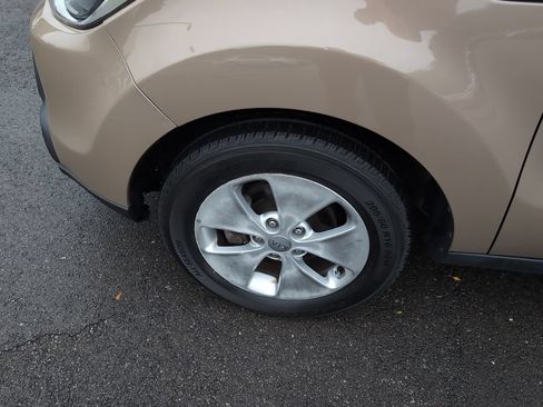 Used 2016 Kia Soul FWD image 12