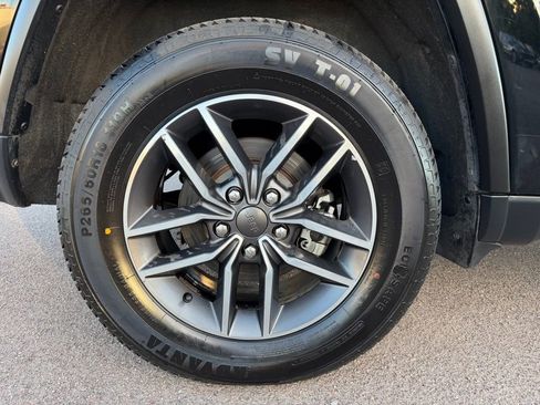 Used 2019 Jeep Grand Cherokee Limited image 11