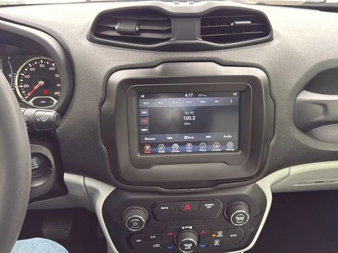 Used 2018 Jeep Renegade Latitude w/ Popular Equipment Group image 18