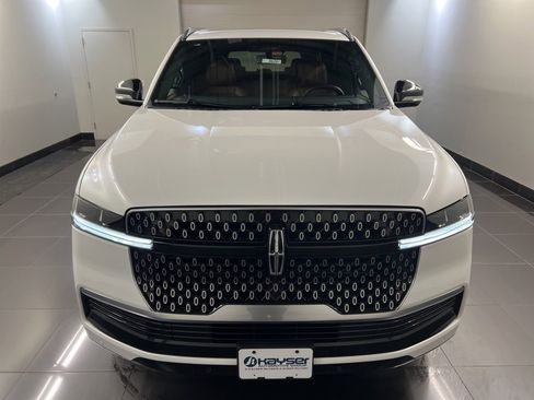 Used 2025 Lincoln Navigator Reserve image 2