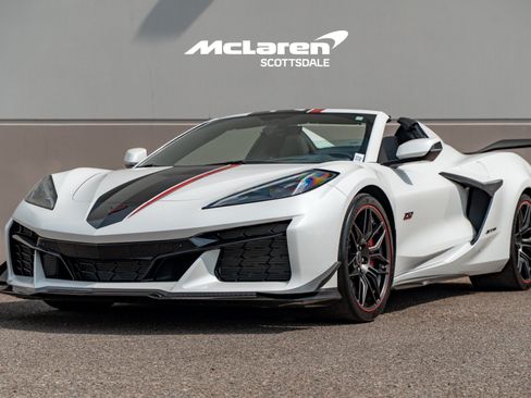 Used 2023 Chevrolet Corvette Z06 w/ Z07 Performance Package RWD image 3