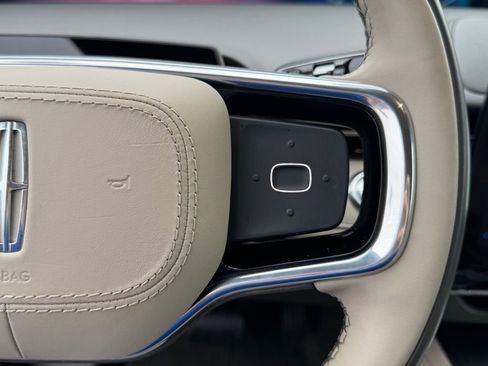 Used 2025 Lincoln Nautilus Premier image 21