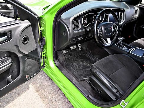 Used 2017 Dodge Charger R/T Scat Pack w/ Technology Group RWD image 26