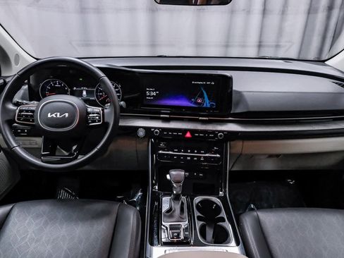 Used 2024 Kia Carnival EX image 14