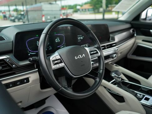 Used 2025 Kia Telluride S FWD image 5