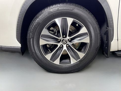 Used 2020 Toyota Highlander XLE FWD image 14