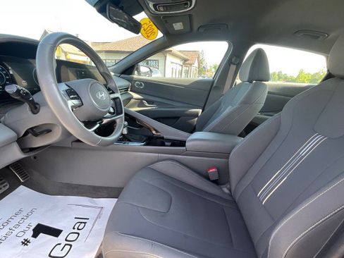 Used 2025 Hyundai Elantra SEL FWD image 25