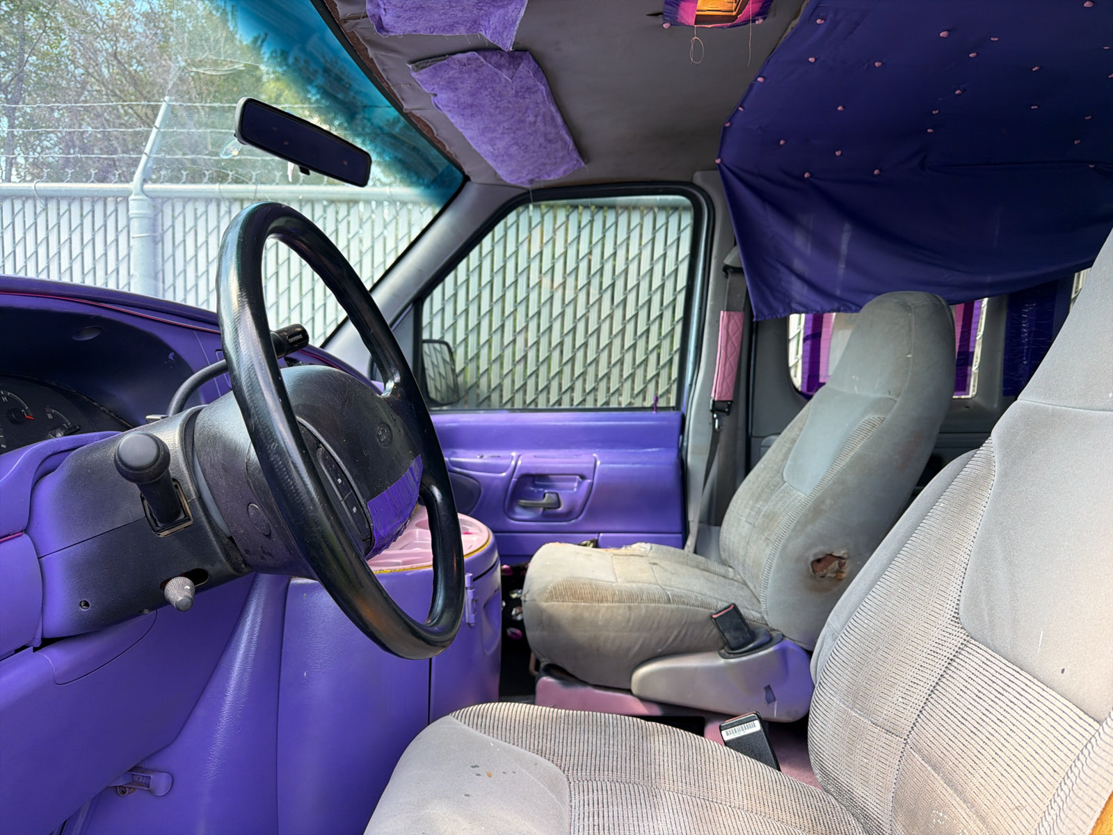 Used 1999 Ford E-150 and Econoline 150 Wagon RWD image 2