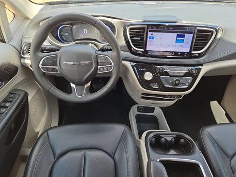 Used 2024 Chrysler Pacifica Limited FWD image 14