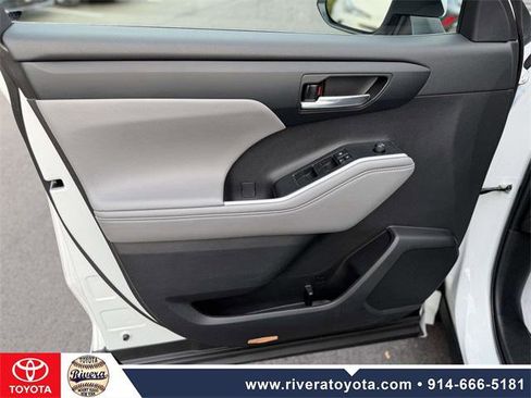 Certified 2022 Toyota Highlander XLE image 12