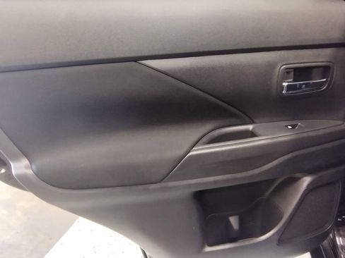 Used 2018 Mitsubishi Outlander ES AWD/4WD image 24