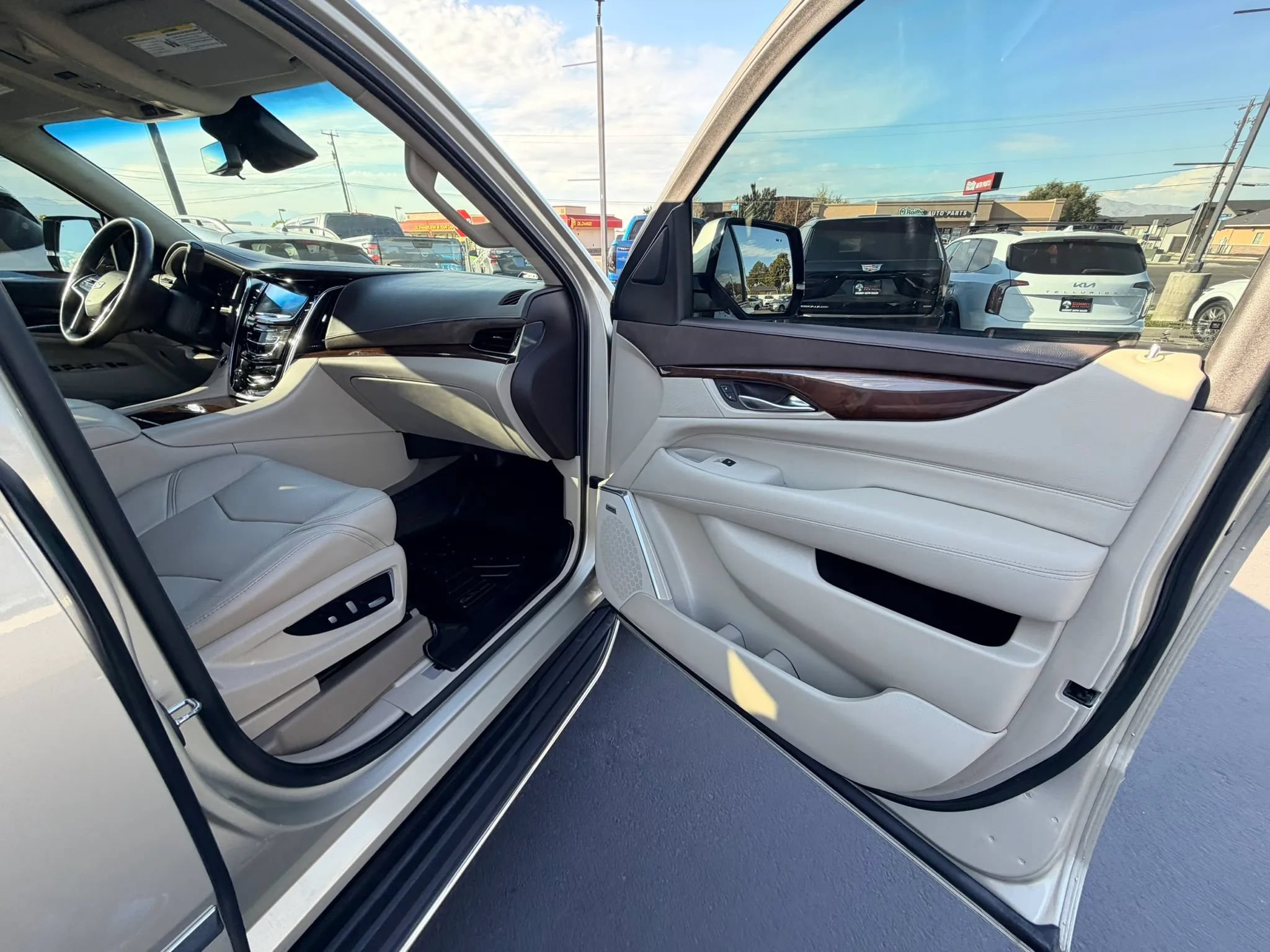 Used 2017 Cadillac Escalade ESV Premium Luxury AWD/4WD image 29