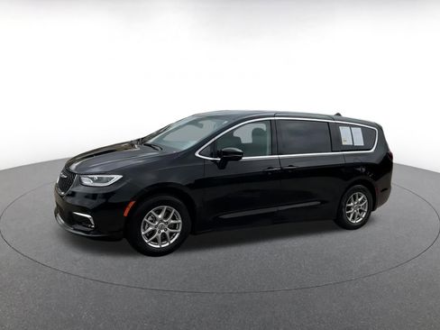 Used 2024 Chrysler Pacifica Touring-L image 8