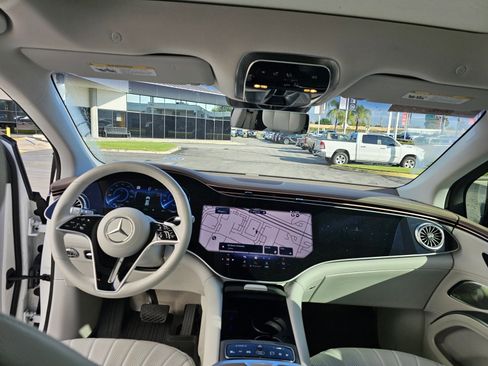 Used 2023 Mercedes-Benz EQS 580 4MATIC SUV image 9