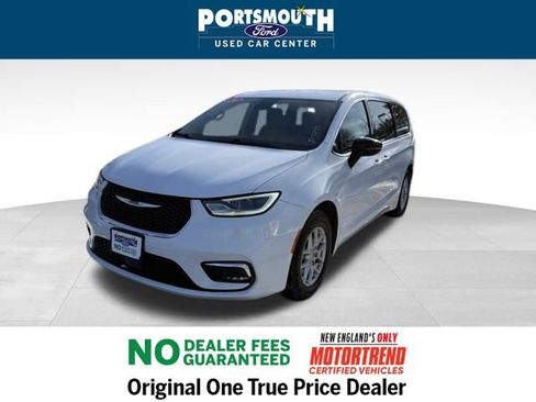 Used 2024 Chrysler Pacifica Touring-L image 16