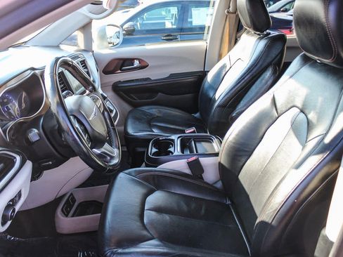 Used 2018 Chrysler Pacifica Touring-L image 17