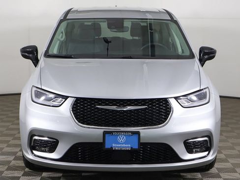Used 2024 Chrysler Pacifica Touring-L FWD image 12