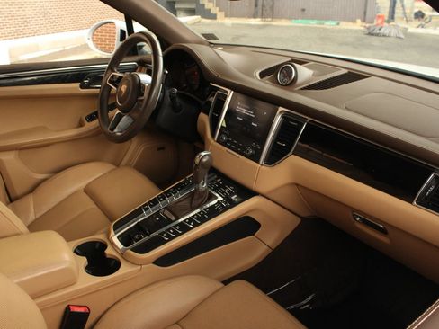 Used 2018 Porsche Macan w/ Premium Package Plus AWD/4WD image 27