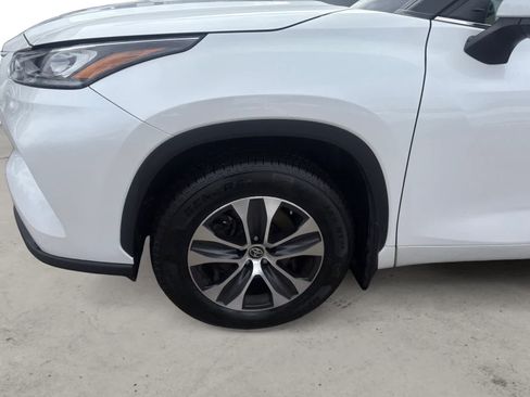 Used 2023 Toyota Highlander XLE image 4