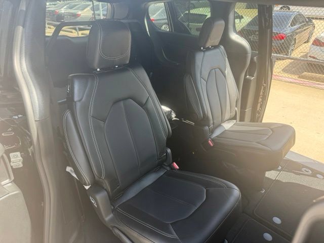 Used 2025 Chrysler Pacifica Select FWD image 7