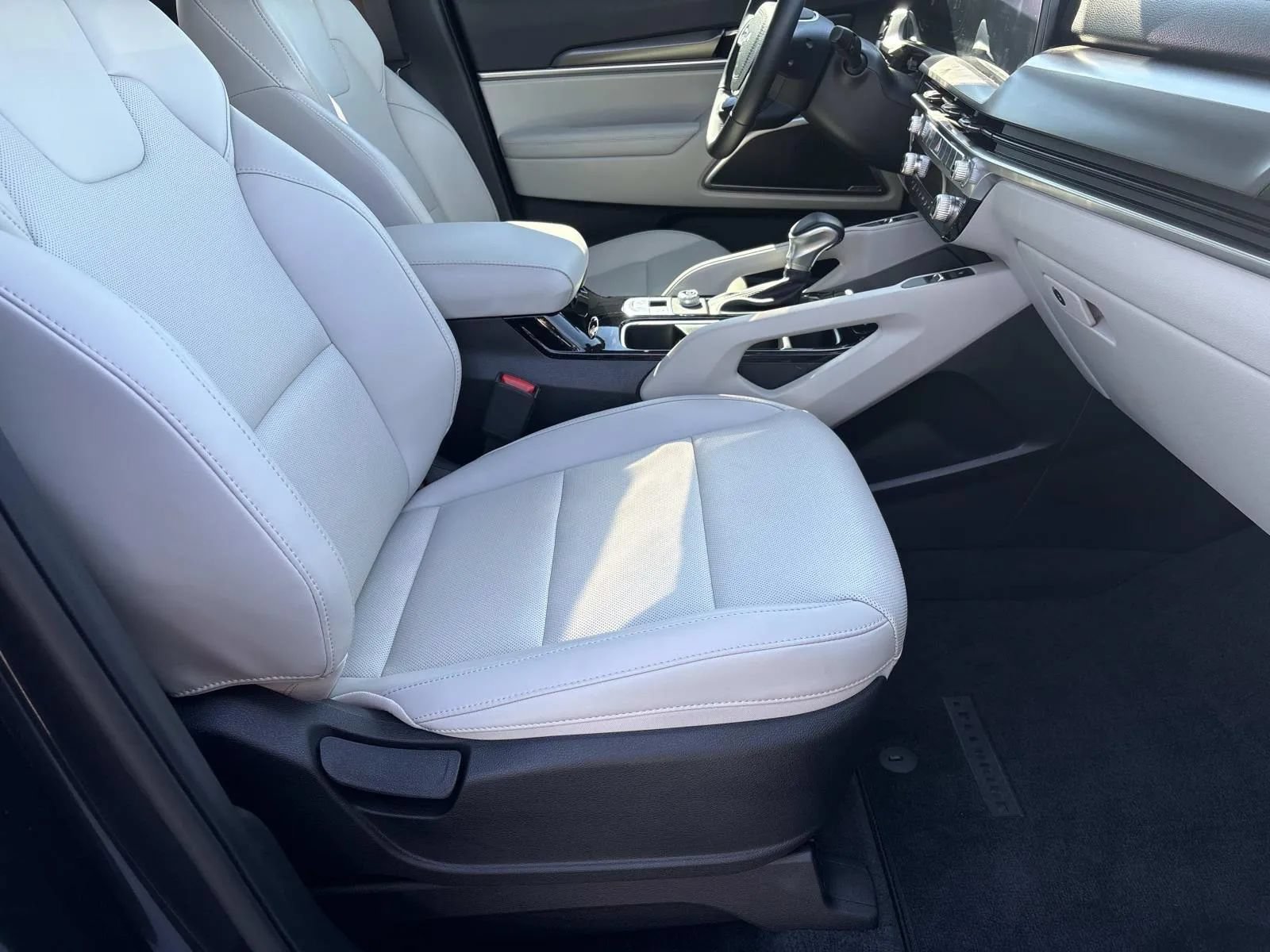 Used 2025 Kia Telluride S FWD image 27