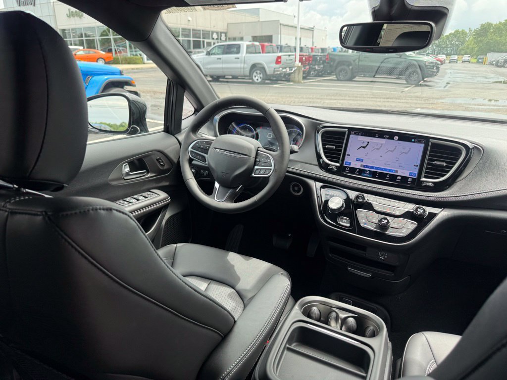 New 2027 Chrysler Pacifica Select w/ Family Tech Group FWD image 45