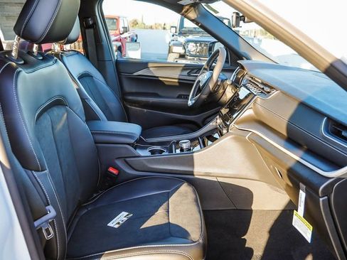 New 2025 Jeep Grand Cherokee Altitude image 18