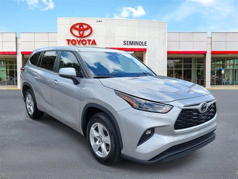 Used 2023 Toyota Highlander LE image 2