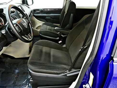 Used 2018 Dodge Grand Caravan SE w/ UConnect Hands-Free Group FWD image 8