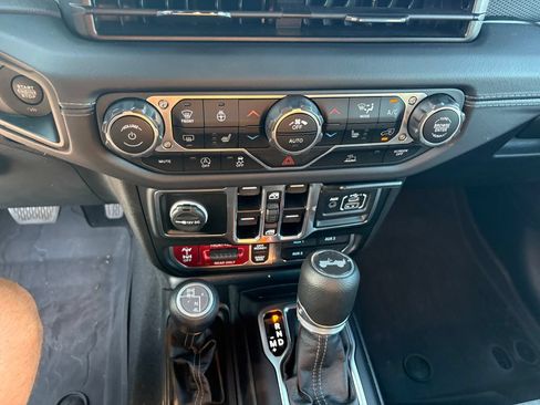 Used 2025 Jeep Wrangler Unlimited Rubicon w/ Convenience Group AWD/4WD image 18