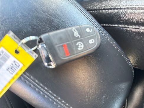 Used 2025 Jeep Compass Latitude w/ Convenience Group AWD/4WD image 28