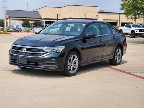 Used 2024 Volkswagen Jetta SE FWD image 2