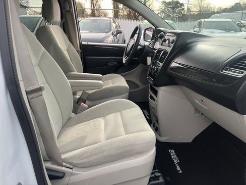 Used 2017 Dodge Grand Caravan SE image 9