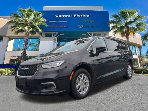 Used 2023 Chrysler Pacifica Touring-L FWD image 9