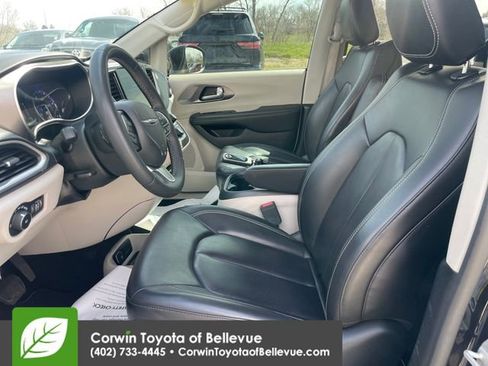Used 2023 Chrysler Pacifica Touring-L image 17