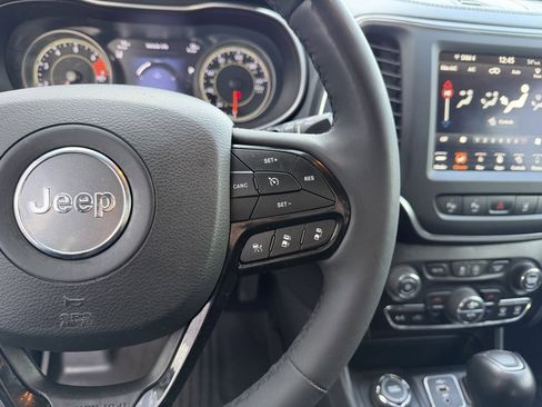 Used 2023 Jeep Cherokee Altitude Lux w/ Mopar Interior Package image 17