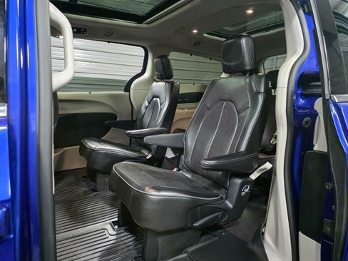 Used 2020 Chrysler Pacifica Limited image 18