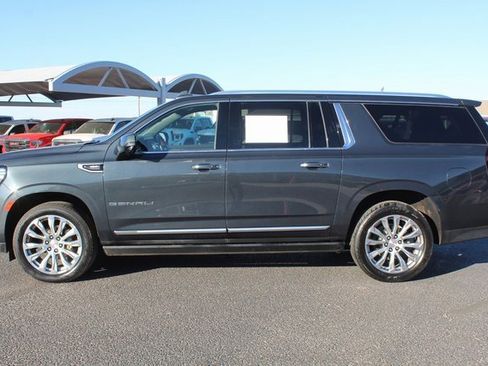 Used 2022 GMC Yukon XL Denali w/ Denali Premium Package image 10